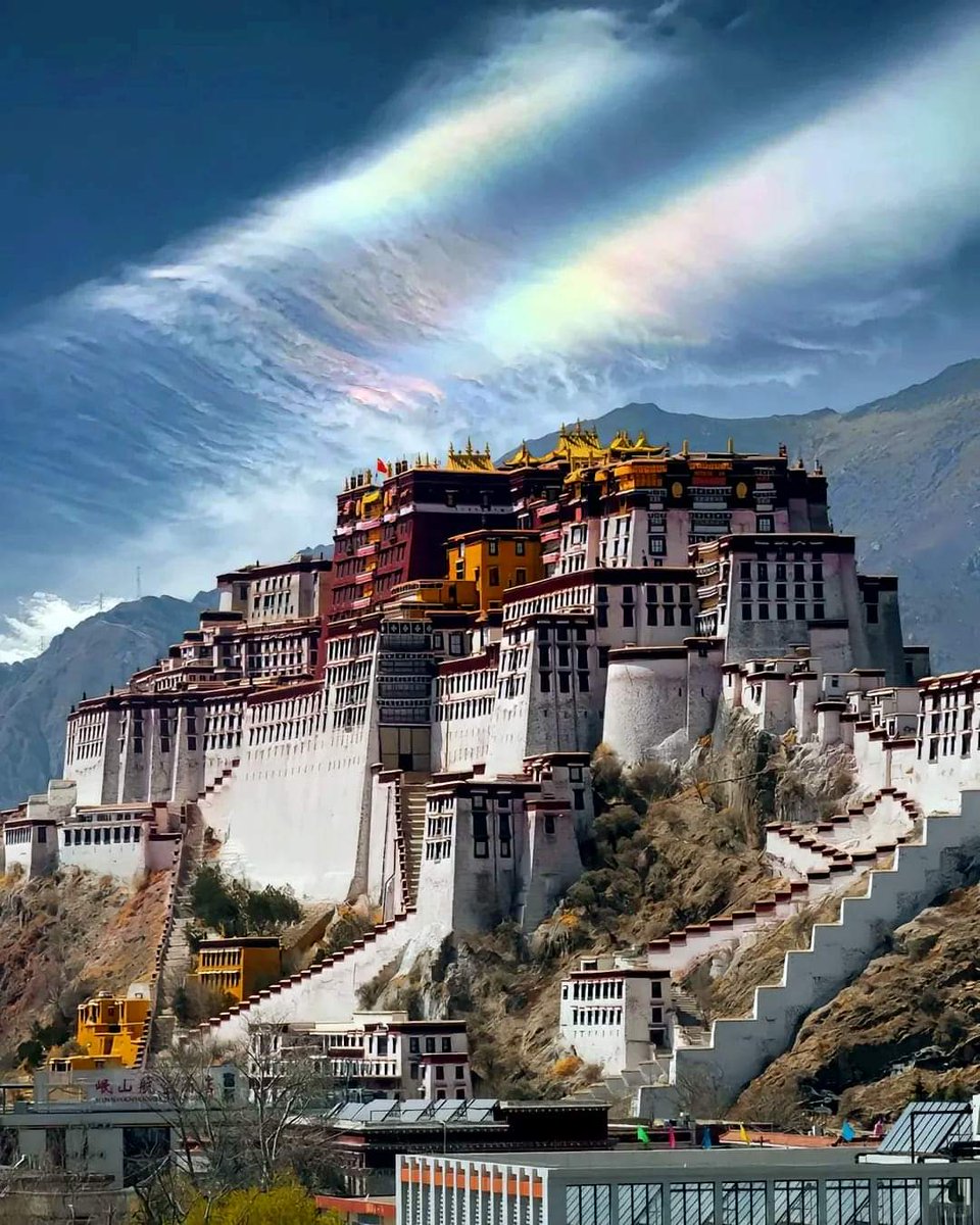 仰看西藏布达拉宫