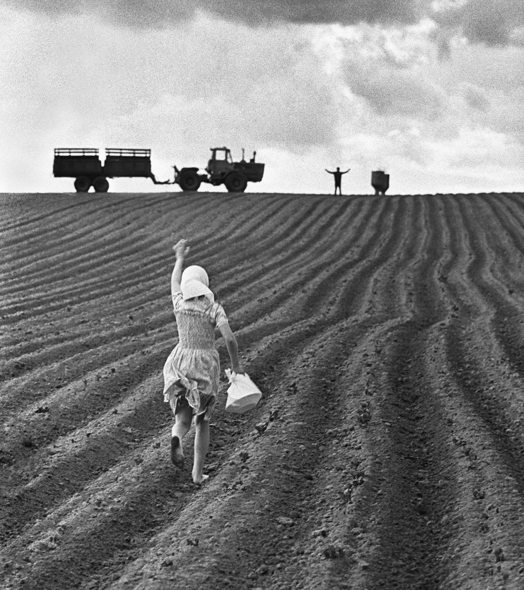 “Después de cada guerra
alguien tiene que limpiar.

Eso de fotogénico tiene poco
y requiere años.
Todas las cámaras se han ido ya
a otra guerra.”
Wislawa Szymborska (‘Principio y fin’)
📷Vladimir Lagrange (‘Helper’, 1979)