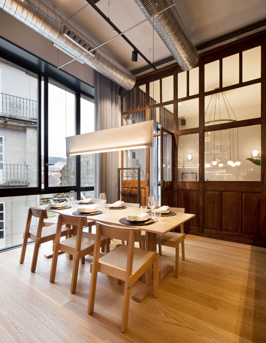 Cadeiras e mesas para o restaurante Varela de Pepe Vieira. Debuxámolas mirando de reollo o traballo dalgúns santiños do deseño como Rietveld, Enzo Mari ou Isaac Díaz Pardo.

Fotos de <a href="/Roibradbury/">Roi Alonso</a>