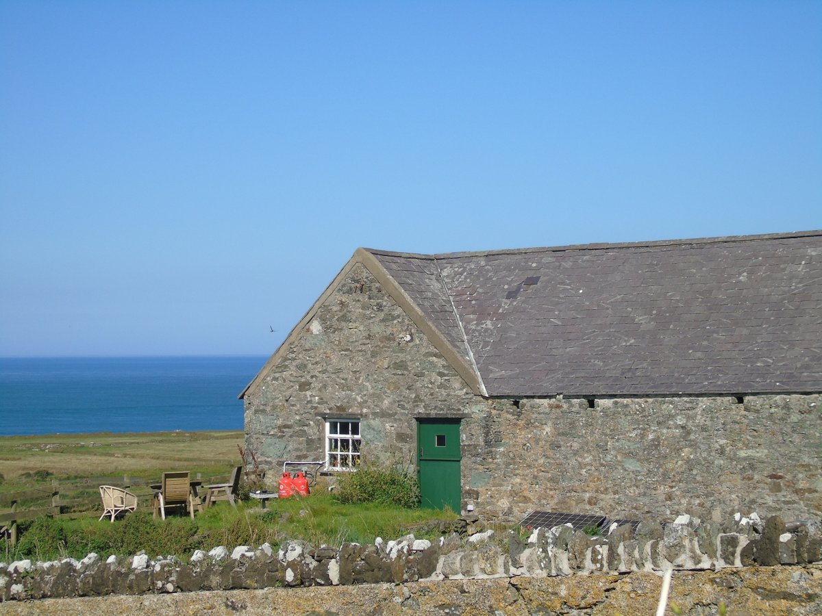 We've a last minute short break for two available 22-25 May  in Llofft Plas, for a reduced price of £236!
Or how about Carreg Bach, also for two, available 8-15 June. See details on website below in comments. 👇
#offgrid #bardseyisland #bardsey #lastminuteholiday #lastminute