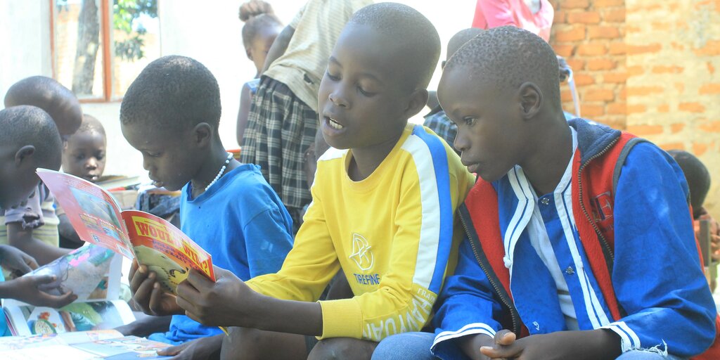 Thanks to the support of #PostcodeLotteryPeople, our Community Reading Awards have been running for three years, enabling 11,000 new readers to gain access to books. Find out more about the awards and the 2023/2024 winners here ⤵️ bookaid.org/blog/news/attr… @PostcodeLottery