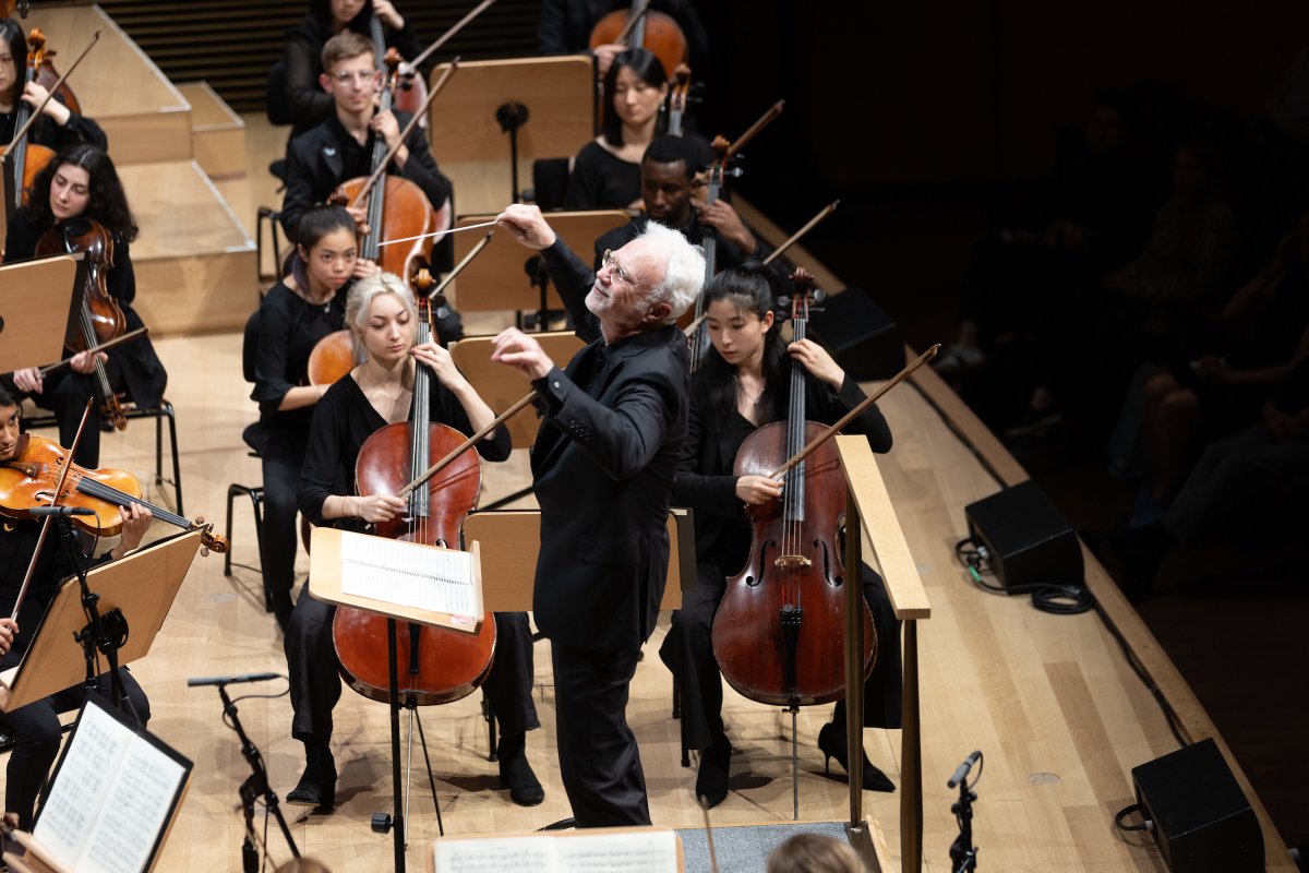 Last week the Juilliard Orchestra played David Geffen Hall, conducted by John Adams! 🎻 The program featured his composition “Absolute Jest,” performed with The Dolphins string quartet, Beethoven, Debussy, and more! Take a look at photos of the memorable evening!
