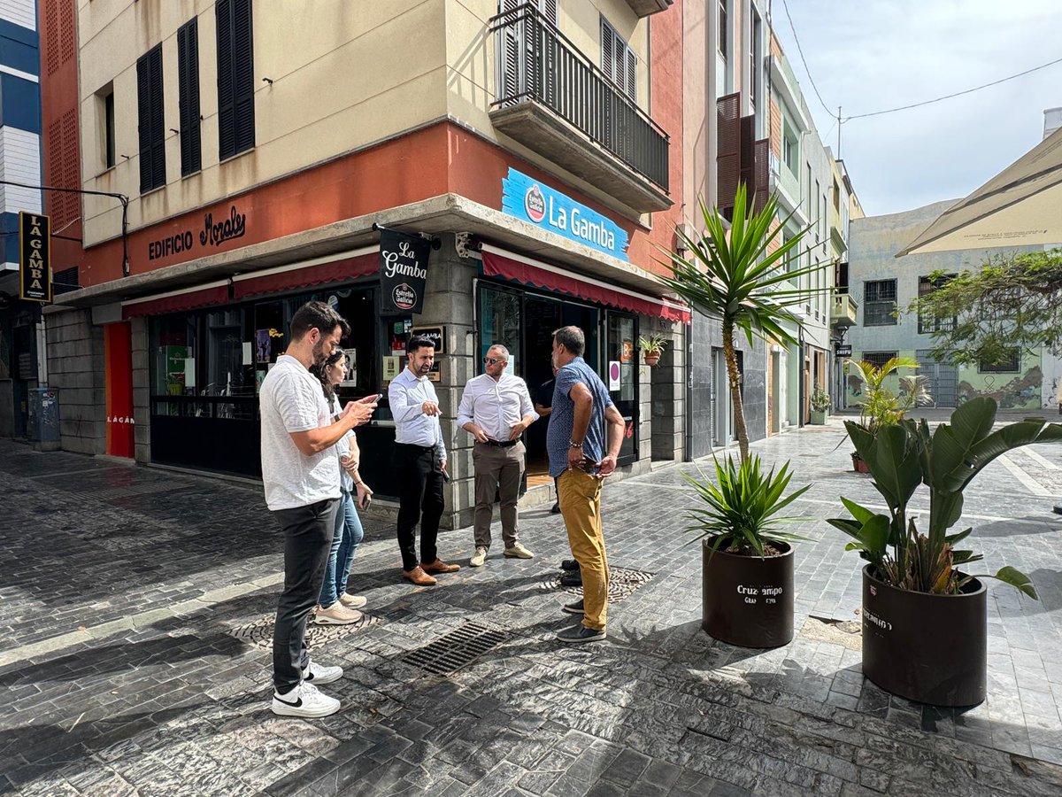 Hoy, visita al barrio de #Triana, donde venimos ejecutando las tareas de limpieza establecidas en el Plan de Higiene Urbana #PHU desde el pasado 2 de mayo.

El concejal <a href="/HectorJAleman/">Héctor J. Alemán</a> atendió las peticiones vecinales y comentó la naturaleza de los trabajos realizados.