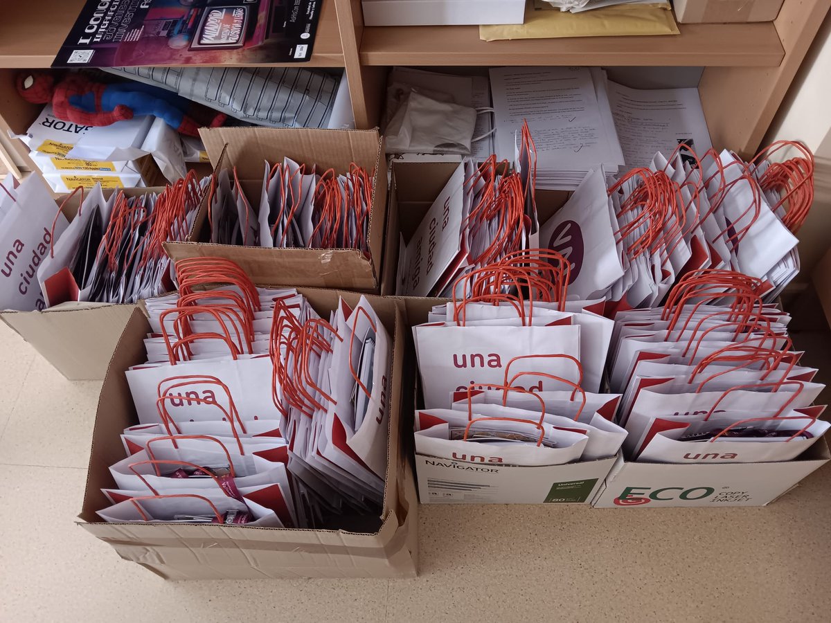 ¡Menos de 24 horas! Ya está todo preparado para dos magníficos días de congreso. Turno para los jóvenes historiadores de la comunicación 😉

Os esperamos en <a href="/FyL_UVa/">Filosofía y Letras, Universidad de Valladolid</a>.

<a href="/AsHisCom_/">AsHisCom</a>