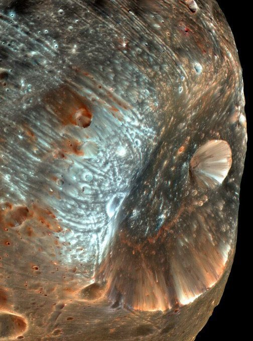 Incredibly Detailed view of Phobos — a moon of Mars. 📷 NASA