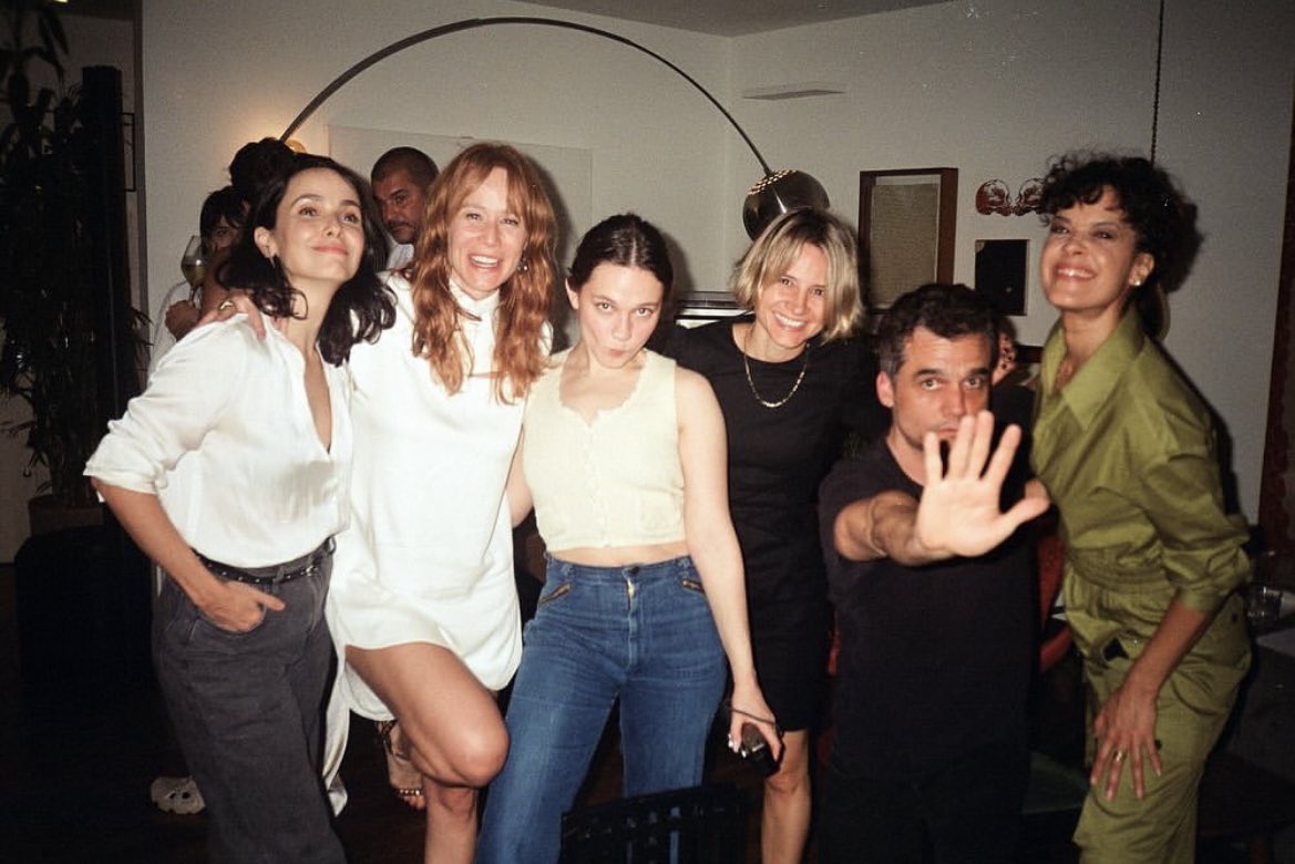 simplesmente débora falabella, mariana ximenes, cailee spaeny, bianca comparato, wagner moura e maeve jinkings na mesma foto