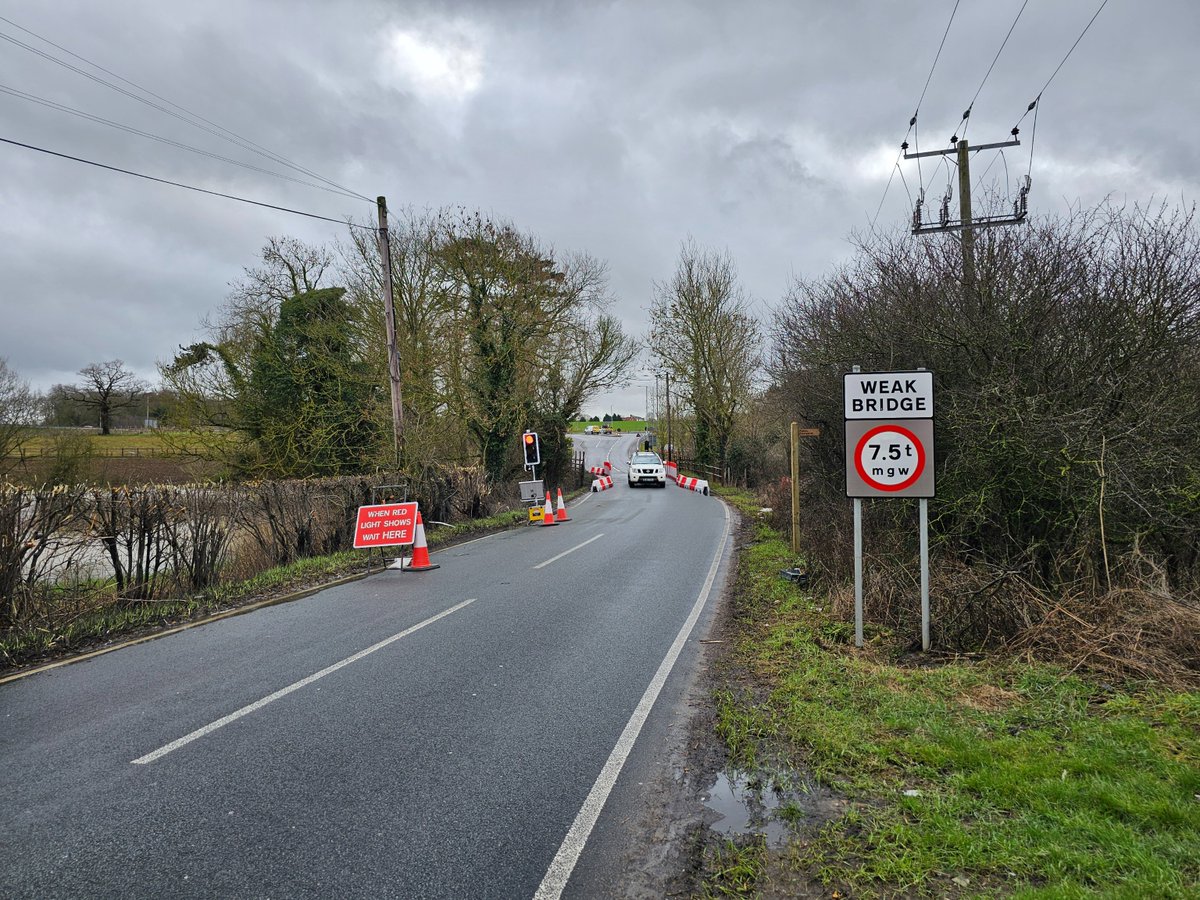 ⛔️Overnight closures are planned on Ealing Bridge, Sheering Rd #Harlow on 14 and 15 May 2024 (9pm-5am) while we carry out installation of anti-skid surfacing, white lining and gully works. Follow the signed diversion route during the closure. More info: essexhighways.org/ealing-bridge-…