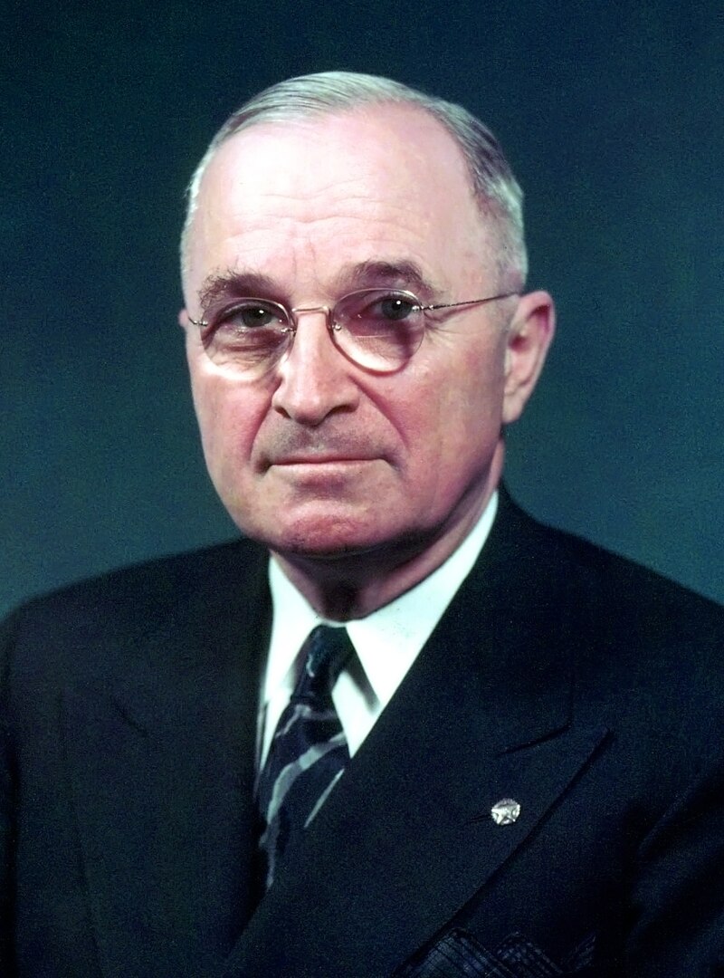 Heute vor 140 Jahren wurde US-Präsident Harry S. #Truman (1884-1972) geboren. An seinem 61. Geburtstag erhielt er 1945 quasi als Geburtstagsgeschenk die bedingungslose Kapitulation der deutschen Wehrmacht. Wenige Monate später gab er den Befehl, die japanischen Städte Hiroshima