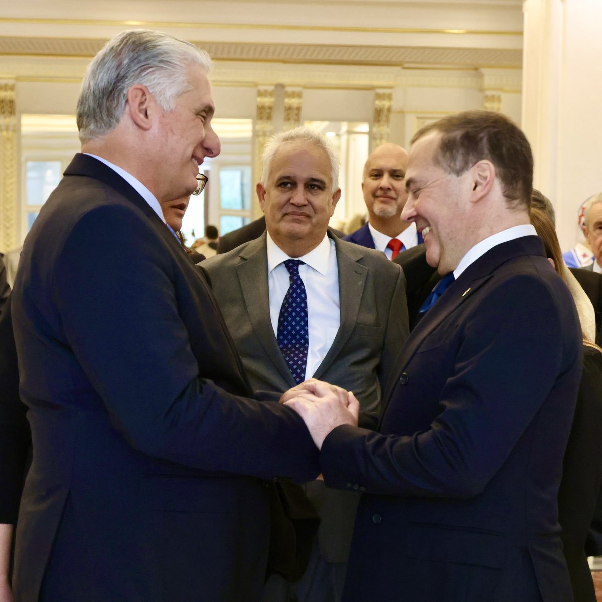 🤝| Durante su visita de trabajo a #Rusia, el Presidente @DiazCanelB sostuvo un encuentro con Dmitri Medvédev, Presidente del Partido Rusia Unida y vicepresidente del Consejo de Seguridad. #DíazCanelEnRusia 🇷🇺🇨🇺