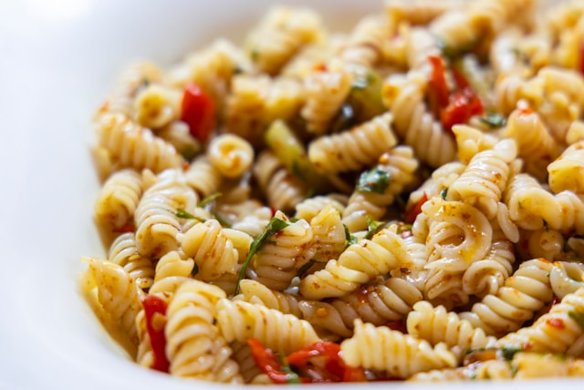 With the weather warming up, now is a great time to give our sunset pasta salad a go. It's ideal as a lunch on the go or as a picnic accompaniment. 🧀🥕🍅 Download it from our Learning and Skills Hub 👇 foodforlife.org.uk/~/media/skills…