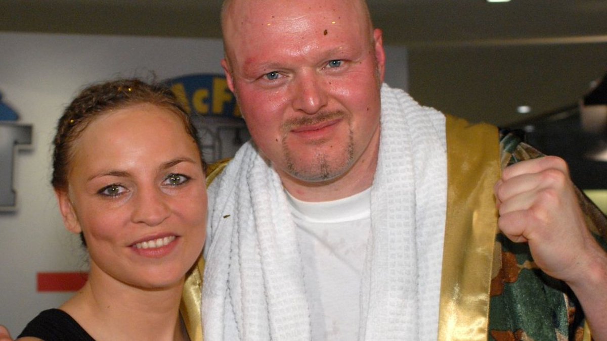 Stefan Raab und Regina Halmich werden ihren Boxkampf im September bei RTL austragen. Der Sender überträgt die Show live. brigitte.de/aktuell/stefan…