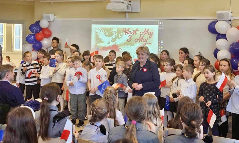 📜 The celebration of the adoption of the Constitution of 3 May 1791 goes on and on! Yesterday, @ambJHofman and Consul Maciej Landsberg attended an academy organised by the pupils of the Polish School in 🇸🇪 Stockholm, referring to our heritage! Long live May, the 3rd of May! 🇵🇱