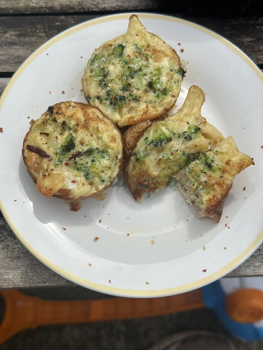 mini (no crust) quiche 
with spring onion, turkey ham, broccoli, cheese and chilli flakes