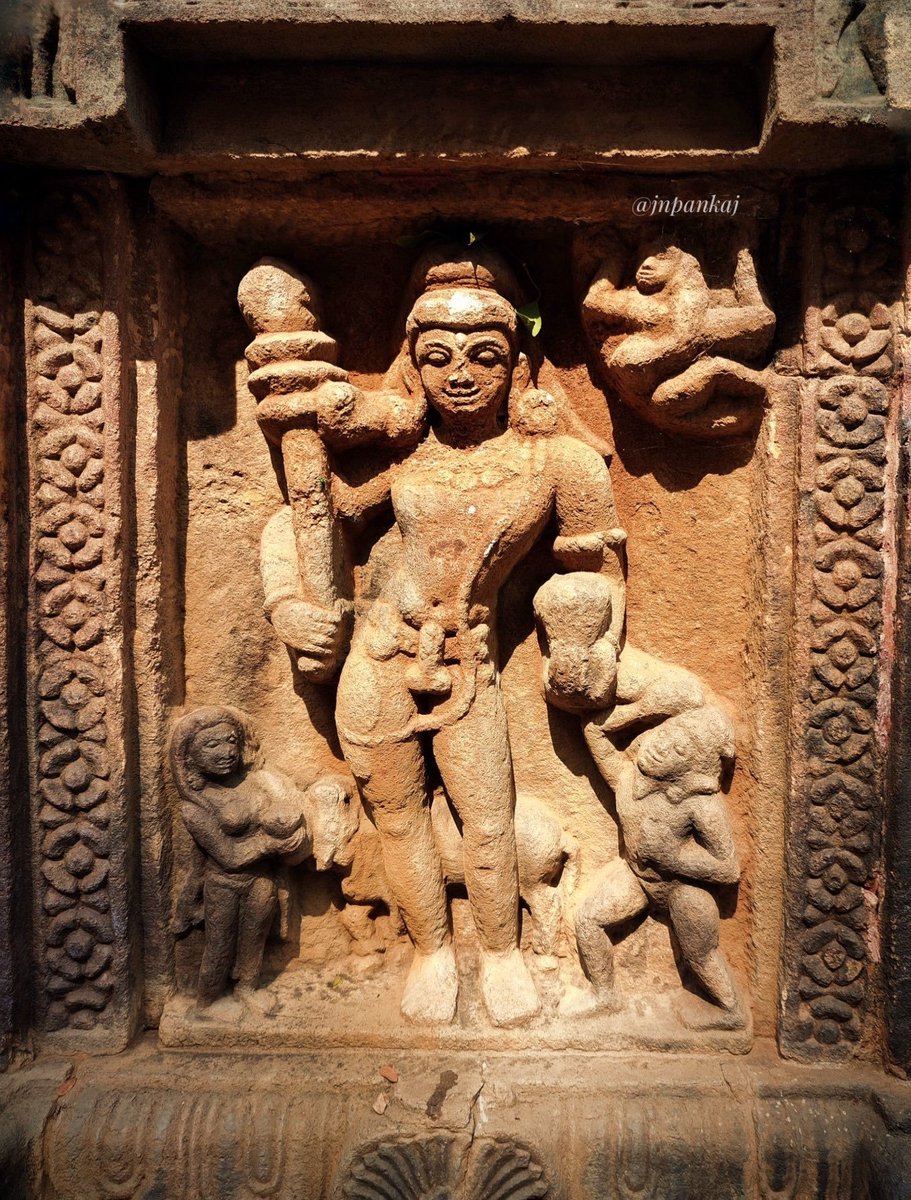 One of the most attractive sculptures of Simhanath temple is the Bhikshadanamurti of Bhagvan Shiva and Maa Annapurna, keenly carved on the south side of the jagamohana, Cuttack, Odisha. Here, Bhagvan Shiva stands in a tribhanga pose with the left leg slightly bent suggesting ⬇️