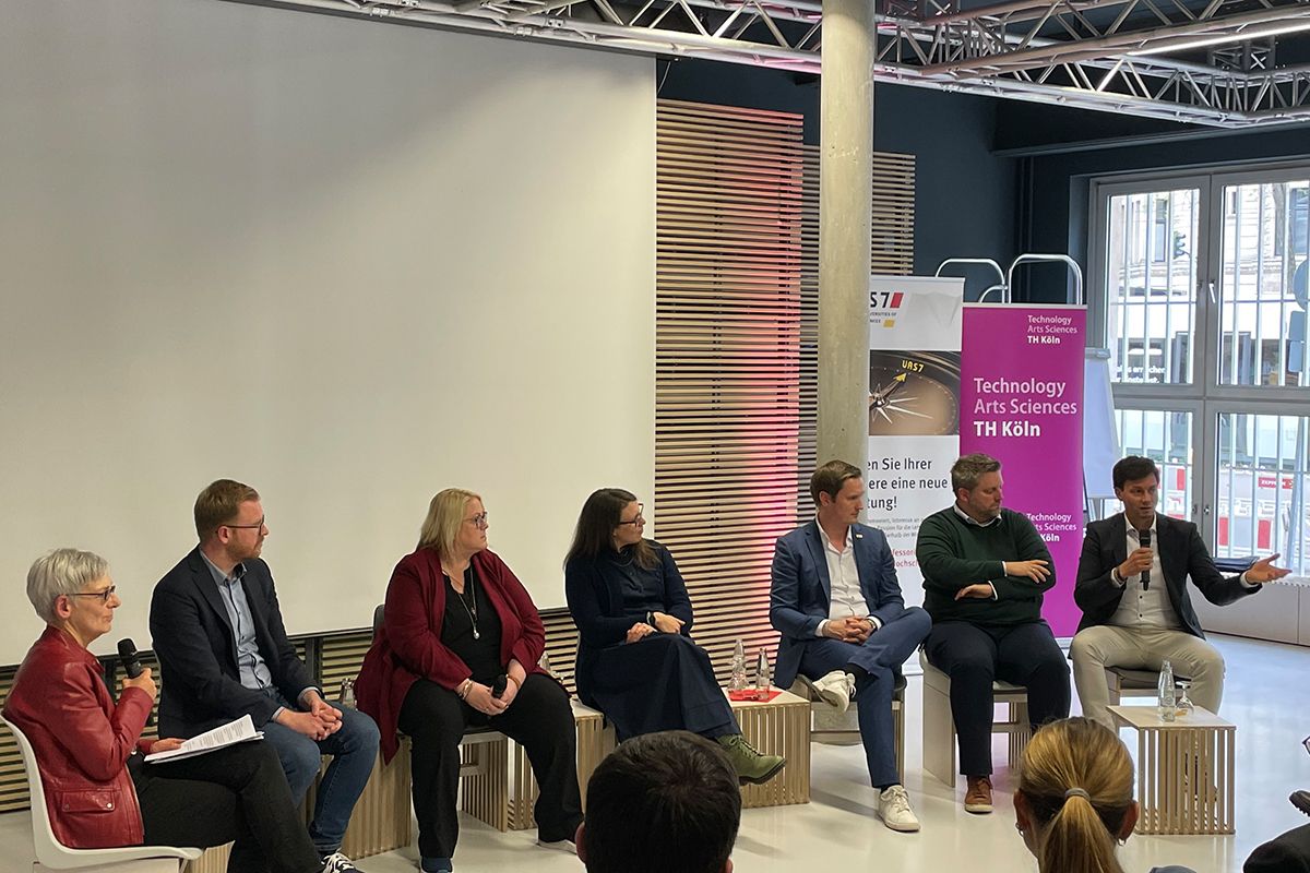 On April 26th, TH Köln hosted the UAS7-Roadshow "Wege zur HAW-Professur", explaining how to get professorships at UAS and what that path might look like including tips and from people who have done it themselves. Thank you, TH Köln, for hosting this event and to all speakers too.