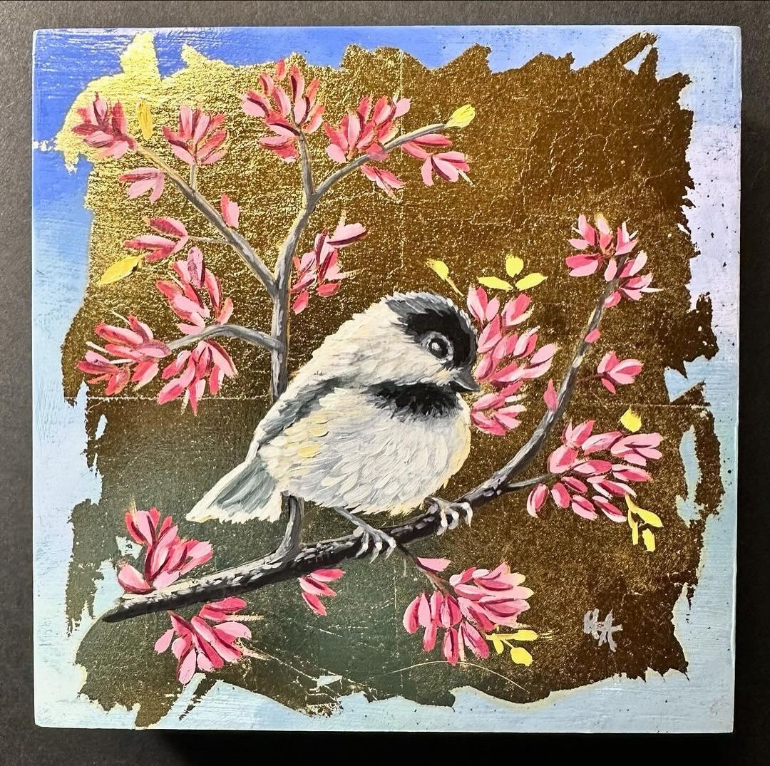 🖼️ @holly_allen_studio #NewWorksWednesday Celebrating the season with this gold leaf artwork capturing a Black-capped Chickadee alighting on a blooming redbud tree. These adorable birds are frequent visitors to my backyard. Have you had the pleasure of… instagr.am/p/C6tWT3QLC_q/