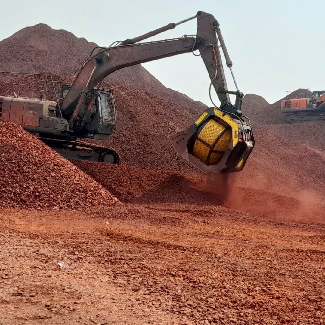 mbjapan's tweet image. 大きさ別にふるい分け？
土から石を取り除く？

#スクリーンバケット MB-S18を
#日立建機 の #Zaxis 220に取り付けて
30x30mmのメッシュを使うとこんな感じ！

#採石場 で土をふるって
石を取り除いている様子です