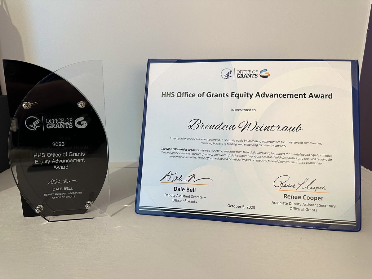 Happy to have *physically* received the 2023 HHS Office of Grants Equity Advancement Award alongside other members of the Disparities Team @NIMHgov !

#HealthEquity #mentalhealth #PublicHealth