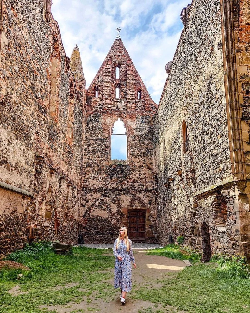 De algunos lugares, como las ruinas del monasterio de Rosa Coeli, emana algo especial que invita a detenerse para disfrutar durante un momento de su calma y los muchos detalles que han sobrevivido al paso del tiempo.
📍Dolní Kounice, #MoraviadelSur. #Chequia
📸 IG: @timea_fiedler