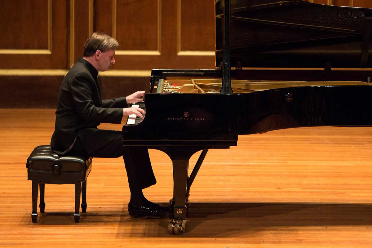Pianist @houghhough begins a two-week tour with @the_halle and Sir Mark Elder to perform across the UK in May, starting today at @Bristol_Beacon. Featuring #Brahms, #Butterworth and #Elgar. To know more 👉 ow.ly/71QI50Rvv4t #piano #concerto #uk #tour #classicalmusic