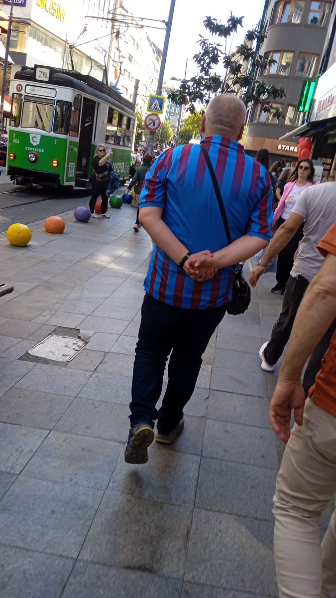 İşten çıktığımda harika bir görüntü amca ile kısa bir sohbet ettik Kadıköy'ün göbeği burası Trabzonspor evrenseldir❤️💙😊