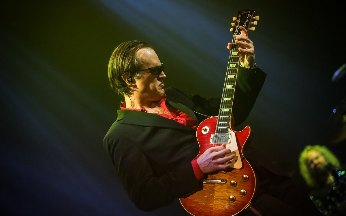 TexasSlash89's tweet photo. Happy Birthday to @JBONAMASSA!!! Have an awesome day man!!! #guitarist #Blues #Gibson #bonamassa https://t.co/7XwTzB5OID