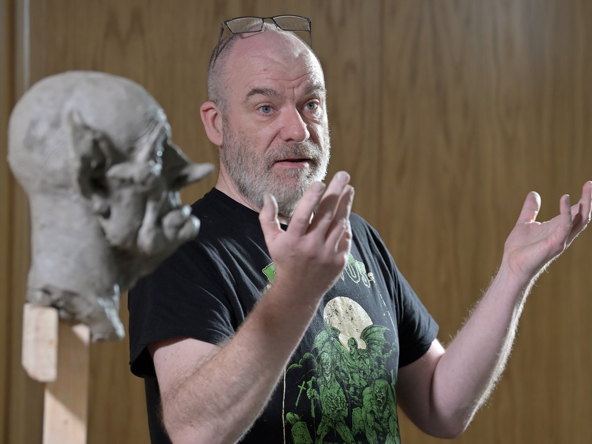 Sculpting masterclass! Professor Neill Gorton, the person behind some of #DoctorWho's scariest enemies and much more, gave #BoltonFilmFX students a fascinating insight into how he brought the characters to life. Lear more: bit.ly/3JRe7UF #WeBelieveInYou🐝#BoltonUni🎓