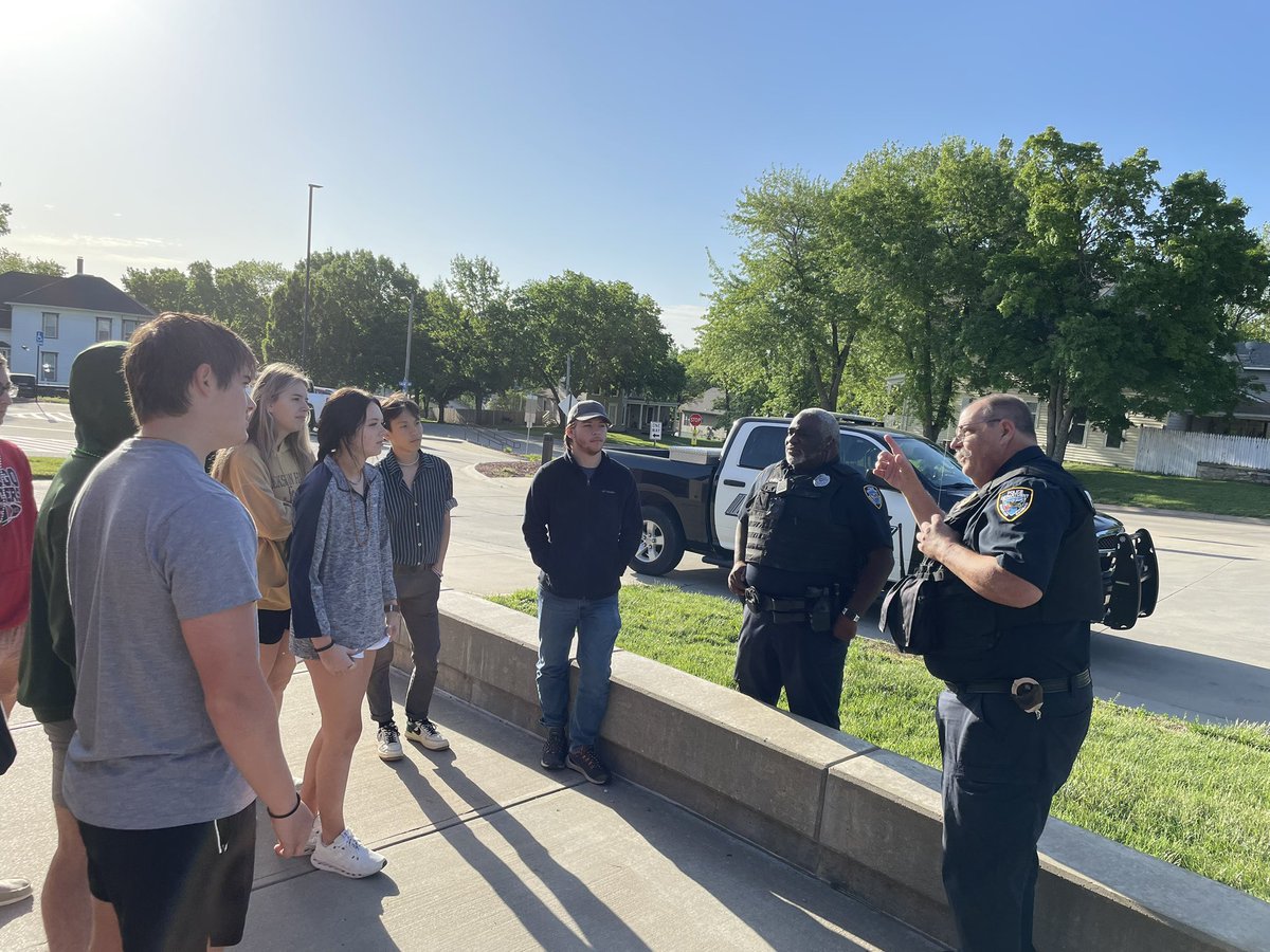 Gov students getting a real world understanding of the Constitution and their procedural rights. Thanks to Wamego PD for assisting! @usd320