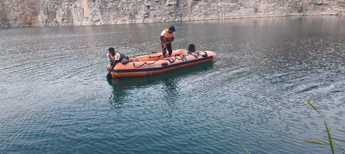 #Hyderabad- After hour of search operation- the body of a 19 year old- youth was found in the Ghatkesar lake. He has been identified as Yeshwanth, 19 yrs, B. Tech 1 yr, resident of Pocharam ITC PS limits.