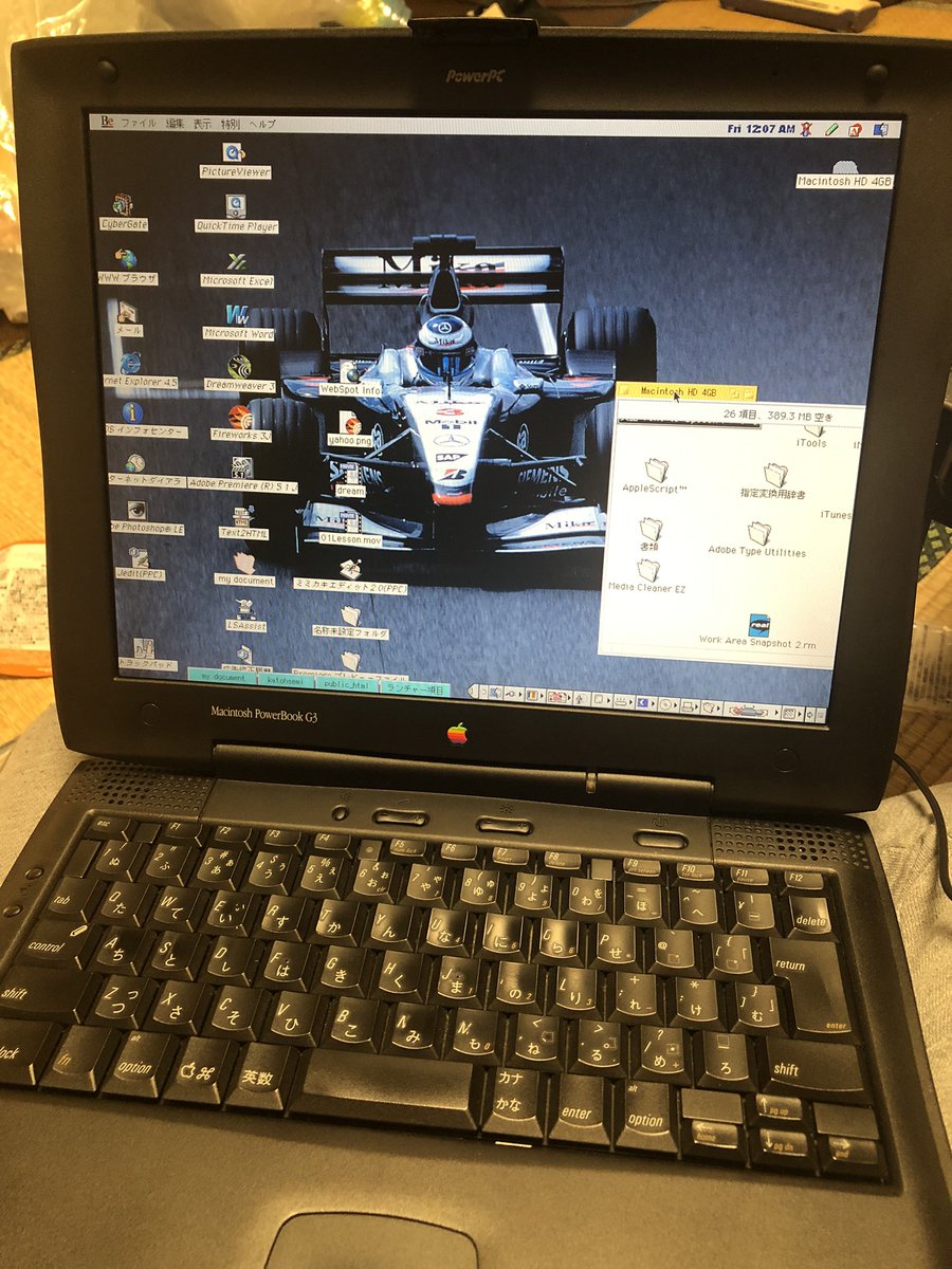 f1olympic_poker's tweet image. 起動した！！！
過去のHDD交換で取り外した方のディスクで起動できた！
壁紙も1998年版で懐かしい。。
なお、UIはKaleidoscopeでカスタマイズしており、BeOS風です。
#powerbookg3 #powerbook
#Apple #Mac #Macbook