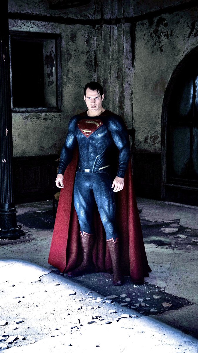 Henry Cavill's behind the scenes click in BvS. Look at the suit, that is no VFX, no AI, just pure perfection 👌