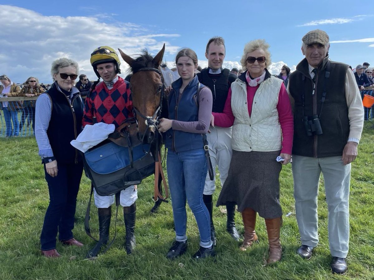 Bang On Target 👑 Back in the winners enclosure on Monday at Vauterhill. Ridden by Robbie David for John Gardener & Terry Hamlin 🥰 #BlackmoreFarm #Winner20 @Firehouse2016 @REDMILLSHorse @ForanEquine @Arioneo_off