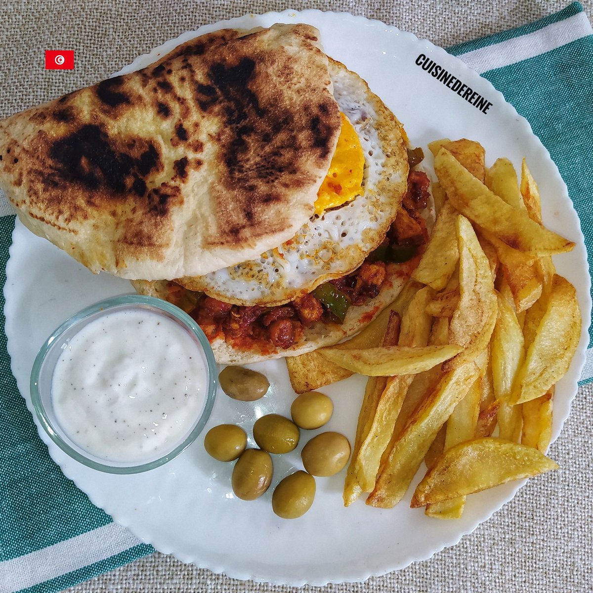 كسكروت بخبز الشباتي بالدجاج و العظم 🇹🇳 طريقة التحضير بالفيديو: youtu.be/MDMem24xVd8?si… #Food #Sandwich #Tunisia