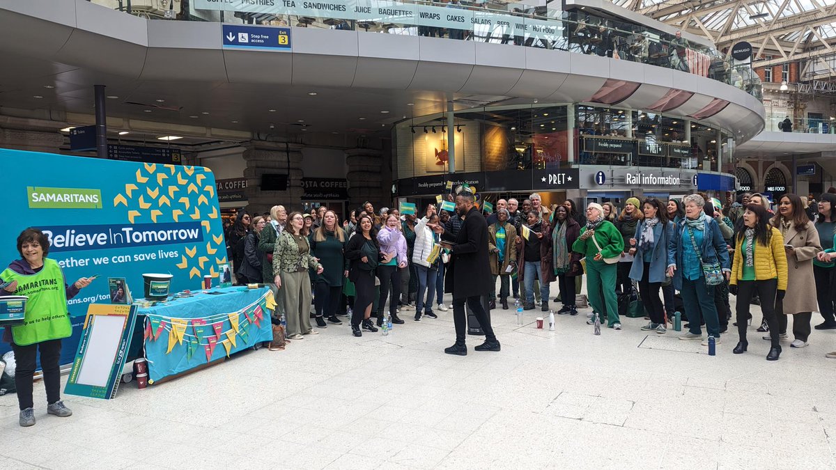 A huge thank you and congratulations to our wonderful volunteers who, alongside the brilliant volunteers of the @ISWLSAMS and @CLSamaritans, raised over £1500 at Waterloo Station last month. Also, a big thank you to the wonderful @SingologyChoir! Such an incredible performance.