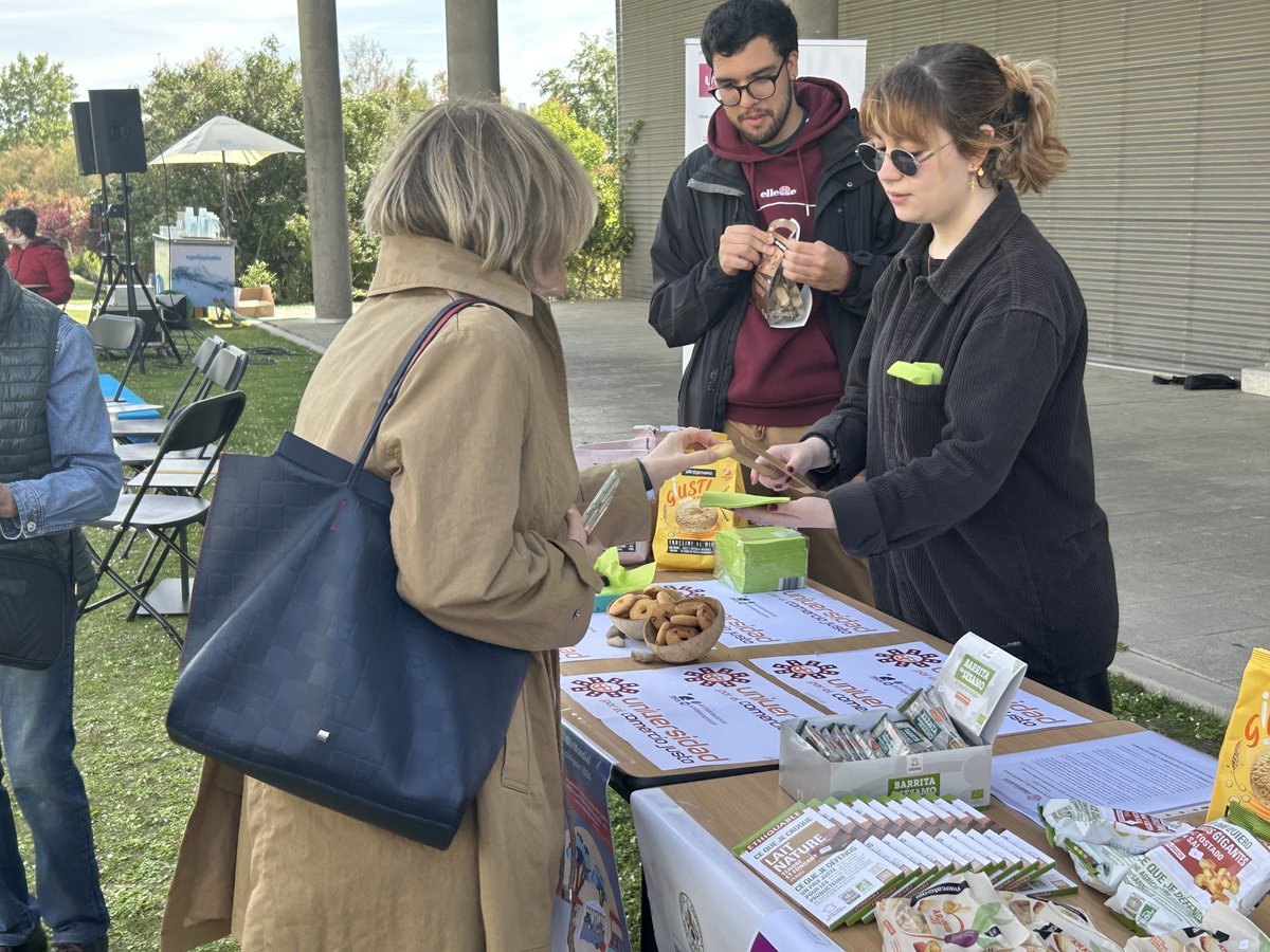 La #UVa sensibiliza a la comunidad universitaria sobre el uso y gestión sostenible del agua en colaboración con @aqua_vall y la @jcyl La jornada lúdico-formativa contó con el monologuista Martín Luna y la DJ María Arias, en la que se presentaron proyectos sobre este bien…