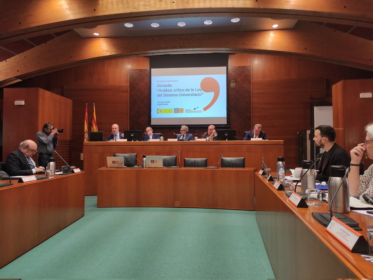 Comenzamos la sesión de tarde con la mesa "Desarrollo e implementación de la LOSU", con Luis Delgado, Juan Carlos Gavara, Juan García, Juan Hernández y José Antonio Pérez