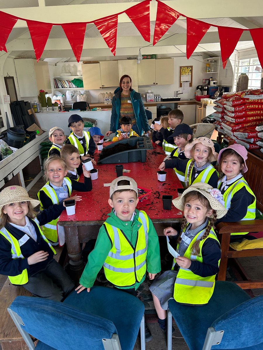 BPSHull's tweet photo. RAB had a wonderful time at National Avenue allotments. We engaged in lots of fun activities and were able to take a plant home from the produce cart. π» πͺ΄βοΈ #BPSEYFS #BPSScience #BPSGeography https://t.co/qnQ3RmGx02