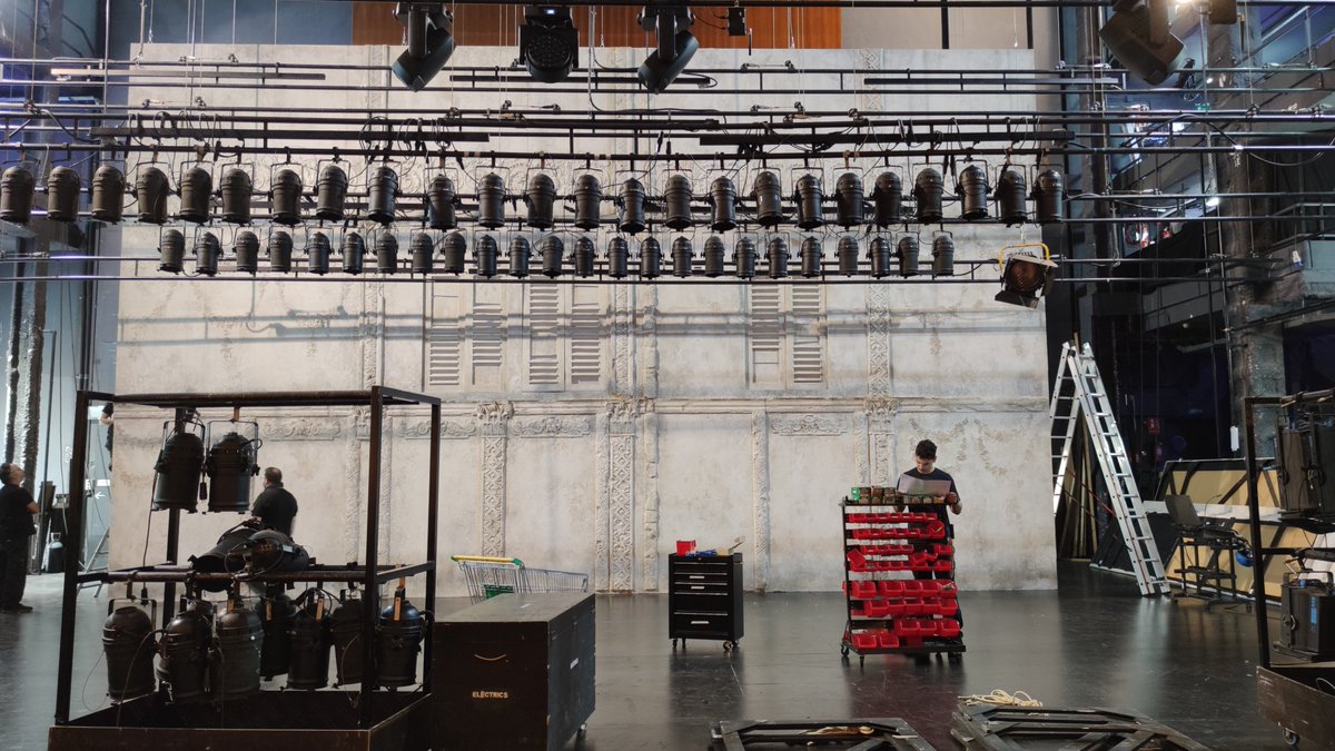 teatreprincipal's tweet photo. Quina #meravella, l'#escenografia de "Roméo et Juliette" 💘
Tres tràilers han dut els decorats des de #París 🚚La producció és de l'@Opera_Comique i l'escenografia s'havia emprat a l'obra de teatre de la Comédie Française.
📌 Funcions dies 22, 24 i 26 ➡️ https://t.co/IT5LZf0MwV https://t.co/CsHrM28RA0