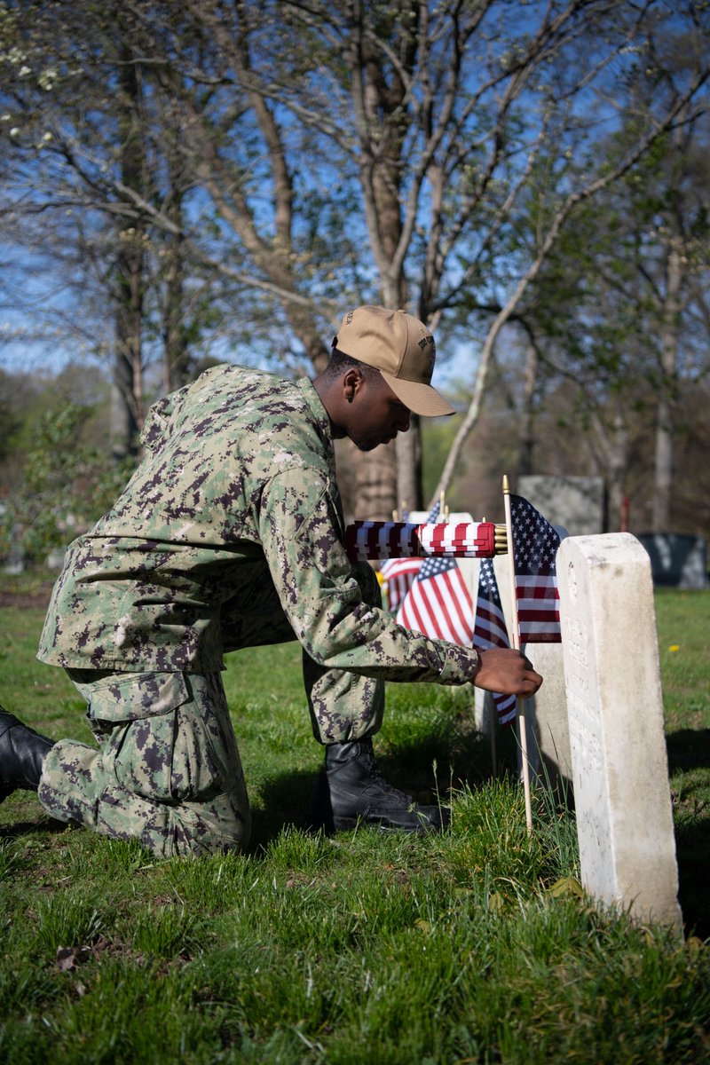 Honoring our fallen heroes 🇺🇸 Crew members from USS Constitution recently took the time to place American flags at a local cemetery to remember and honor our fellow service members. We reflect on those we've lost who have served our Nation.