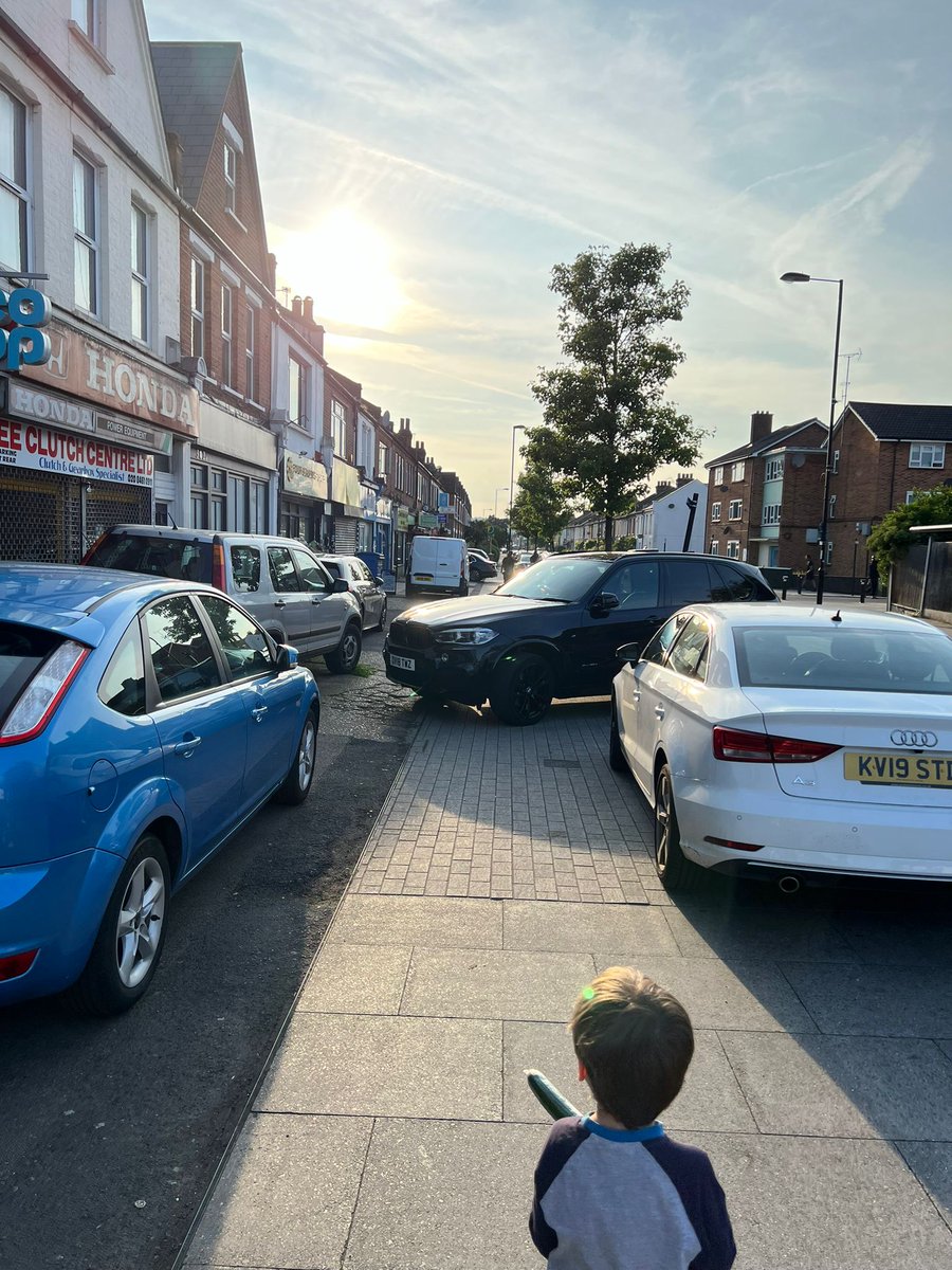 This is what walking to the shops on Sandhurst/Sangley Road looks like in @LewishamCouncil. When will we have safe streets to walk on @Brenda_Dacres and @LouiseKrupski? One for @YPLAC surely.
