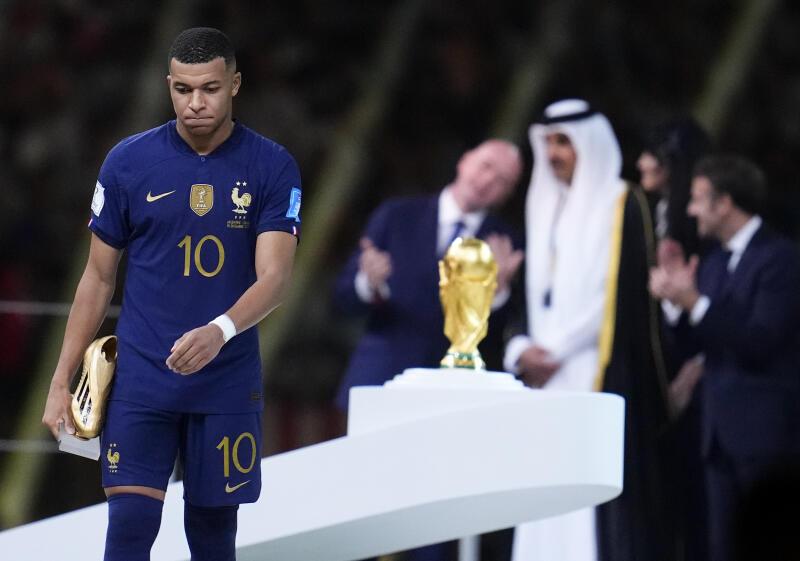 Kylian Mbappé, symphonie inachevée à la Coupe du monde 2022 au Qatar. Finale contre l'Argentine de Messi: Mbappé = 3 buts (dont 2 penalties) en 120 minutes) + 1 penalty en shootout. Historique! Pourtant perdu! Tragique! #Mbappé #Qatar #LesBleus #France 
lemonde.fr/football/artic…