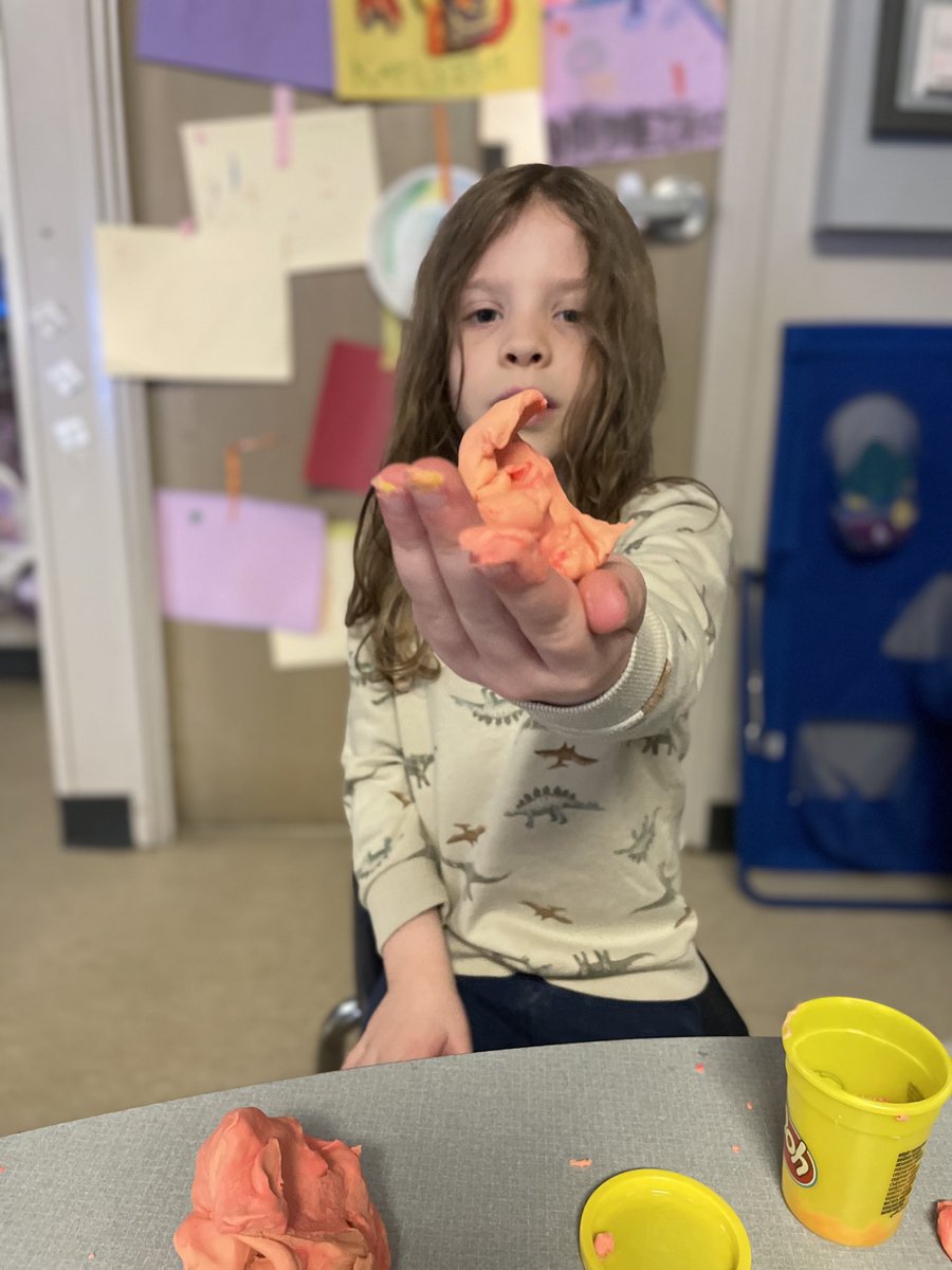 SeeKateRun1's tweet photo. Look at my hummingbird Mrs Cate 🐦‍⬛🐦‍⬛.  ⁦@wcsdistrict⁩ ⁦@SutterMonarchs⁩ #itsworthit #bekindtokids https://t.co/zPUCFg3cuu