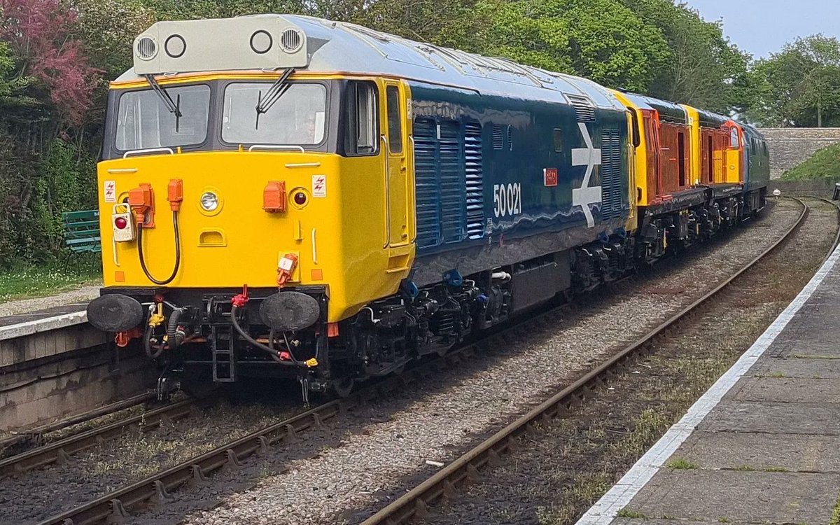 Pitbull_1845's tweet photo. Managed to catch the OZ53 convoy as it passed through #HarmansCross @SwanRailway
Looking very smart indeed. https://t.co/hmeHAcXBAU