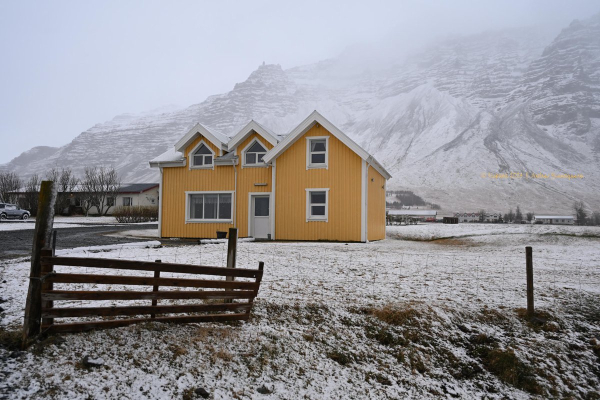 «Casa y nevada en Hali» #Saludos con un #clic de Islandia para la medianoche en España.
