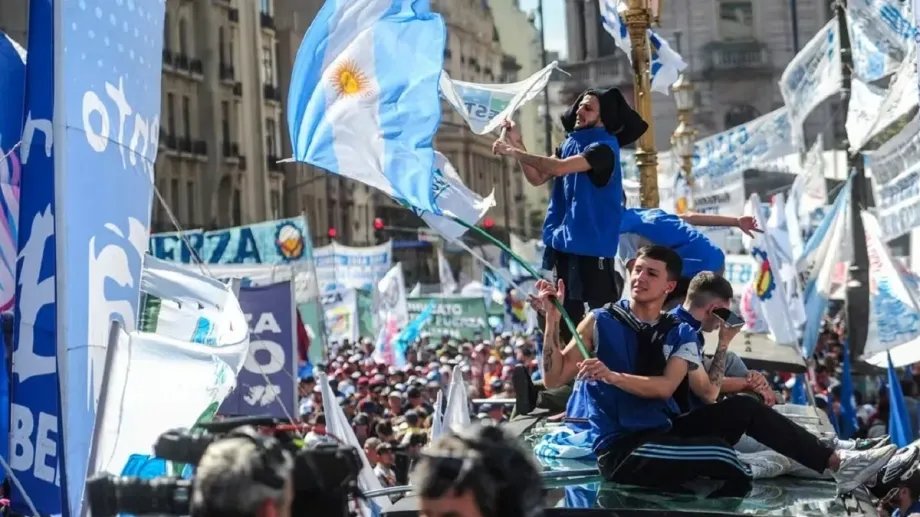 'Nuestro país no está en venta': UNI apoya el #ParoGeneral del 9 de mayo en Argentina uniglobalunion.org/es/news/9may-g…