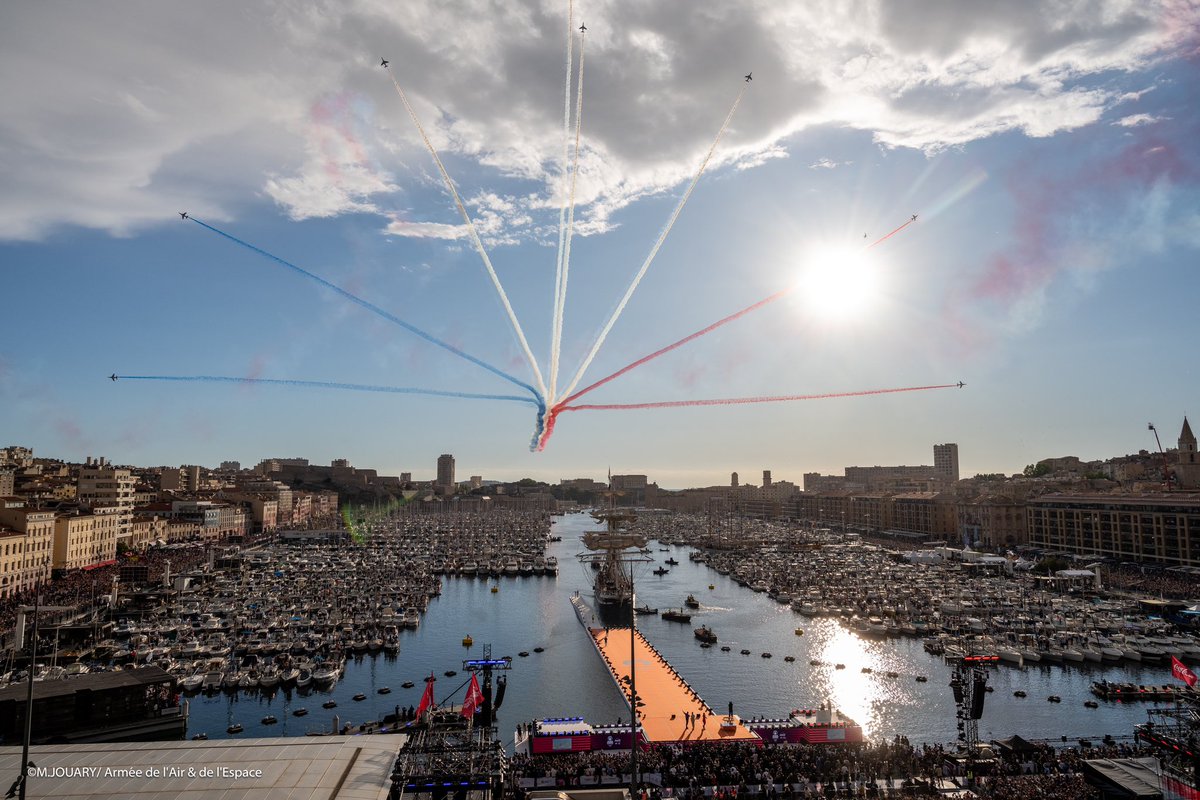 Fierté de voir la Patrouille de France 🇫🇷 illuminer le ciel de Marseille, saluer le Belem et dessiner les anneaux olympiques ! Un spectacle extraordinaire pour marquer le début des #JO2024. #FiersDeNosSoldats #PatrouilleDeFrance @Armee_de_lair @PAFofficiel