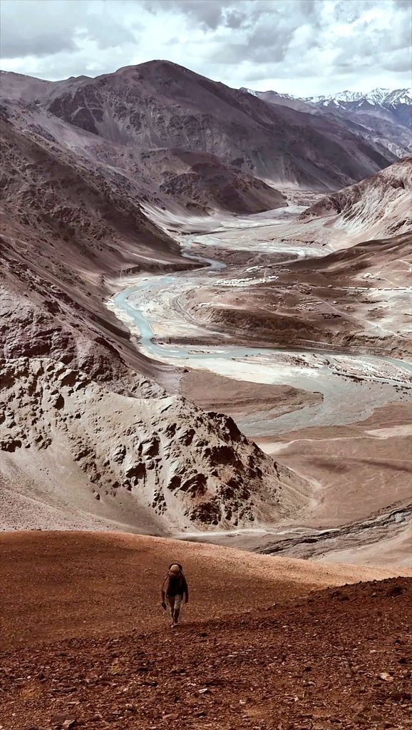 Heavenly shot of Ladakh Valley from hillside next to Chumathang village. 
📷 Antonin Durand/reel