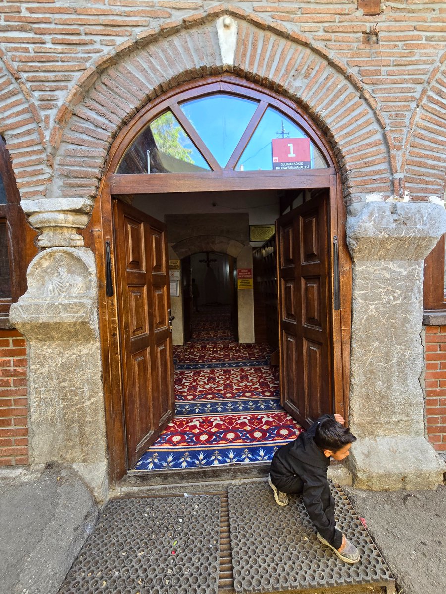 İbadullah Camii'nden çıkan küçük cemaat