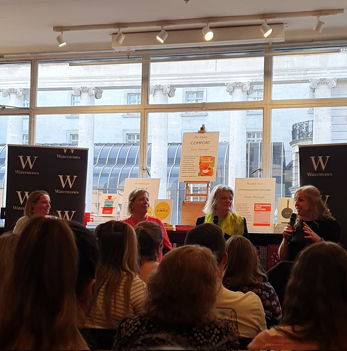 A delightful maybe/almost summer evening with @PaigeToonAuthor at @WaterstonesPicc talking #SevenSummers and great summer reads with @PublicityBooks @veronica_henry and @CressMcLaughlin 🐚🌊🍦🌞⛱️🌸📚