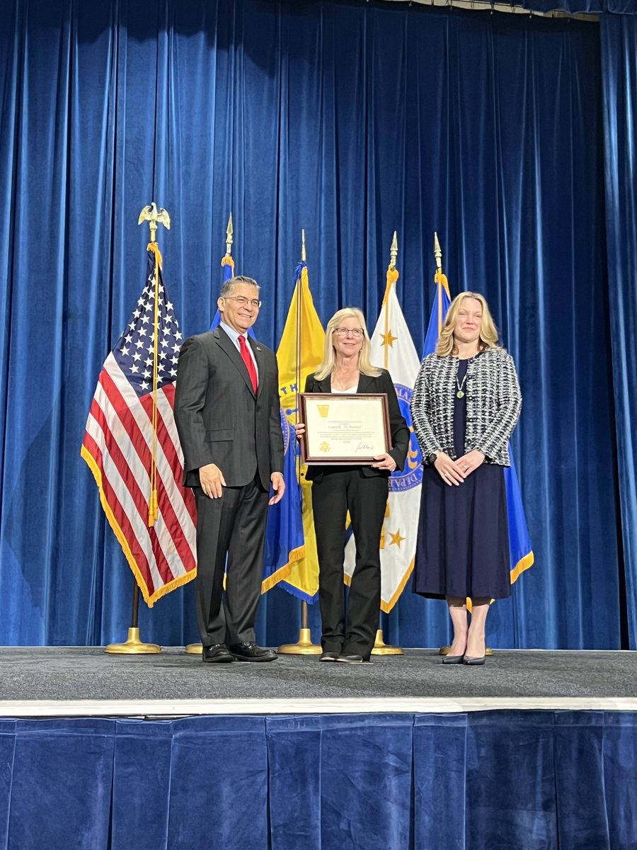 Congratulations to Camille Hoover, NIDDK executive officer, who was presented her 2023 Presidential Rank Award by @HHSgov leadership. Learn more about Hoover’s achievement here: niddk.nih.gov/about-niddk/me….